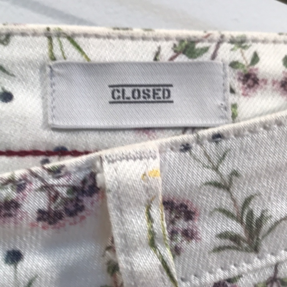 Wild Flowers Anthropologie Closed Jeans. Sz 26.
Beautiful and perfect for spring